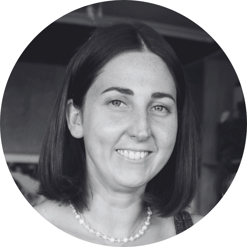 Jacqui Rossetti headshot - greyscale and circle cropped.