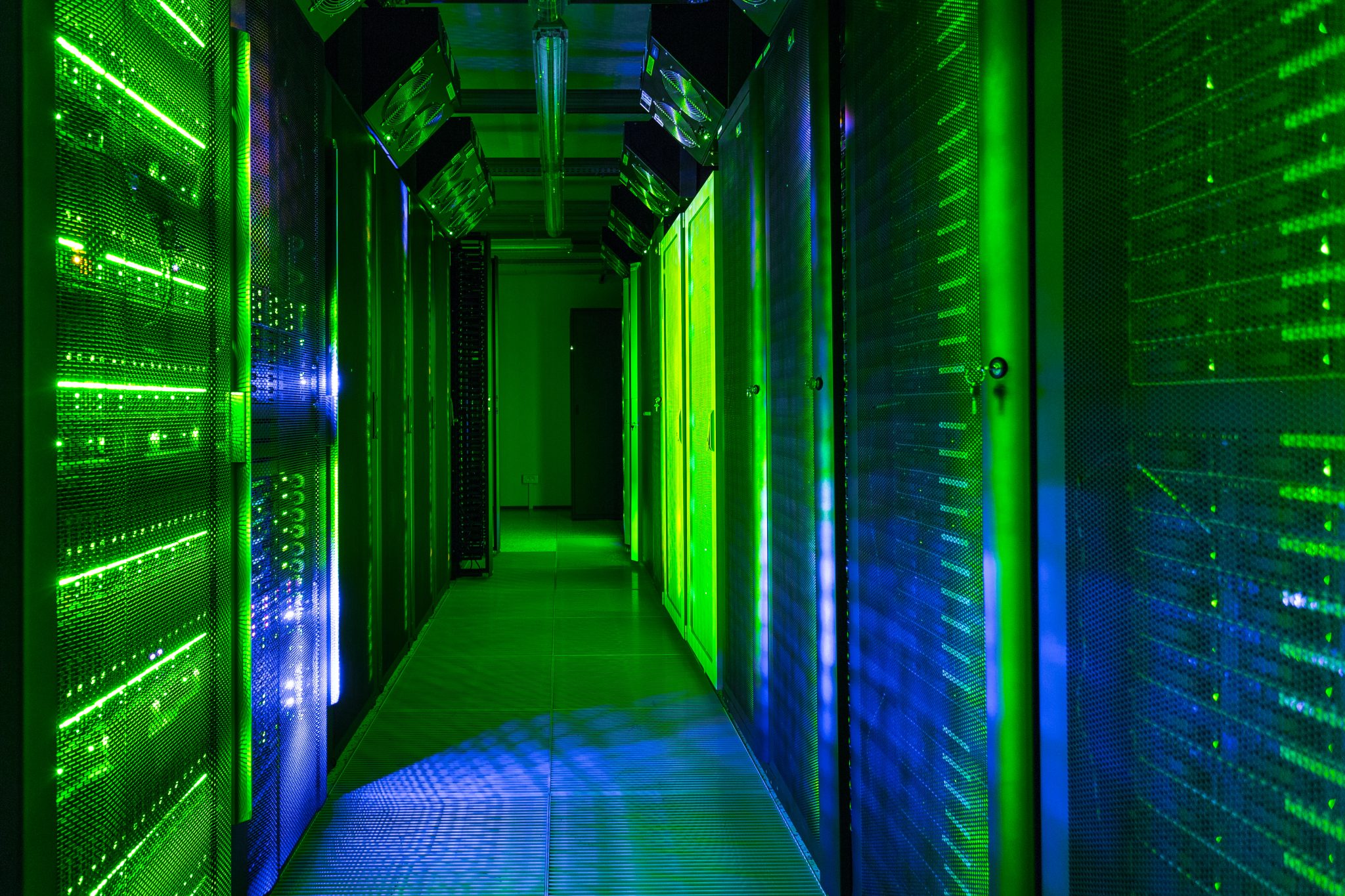Graphic depicting a data centre powered by renewable energy sources, illustrating sustainable web hosting solutions.